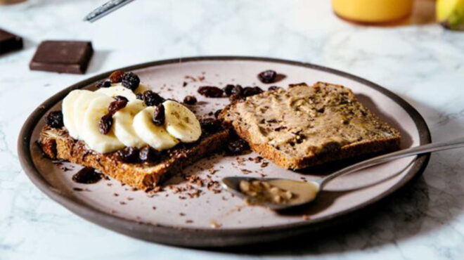 τοστ-με-σοκολάτα-και-μπανάνα-562930189