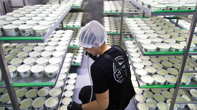 τζίφρης-παραδοσιακό-γιαούρτι-με-την-π-562931953