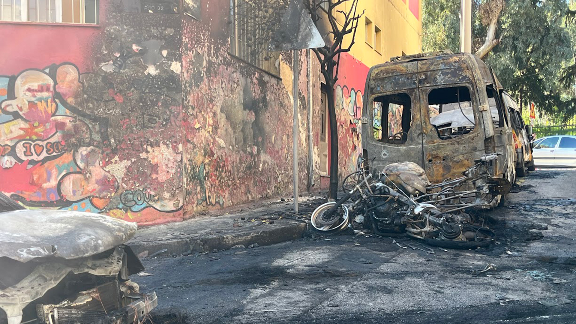 Ζωγράφου – Βίντεο: Οχήματα παραδίνονται στις φλόγες μετά την εμπρηστική επίθεση-2