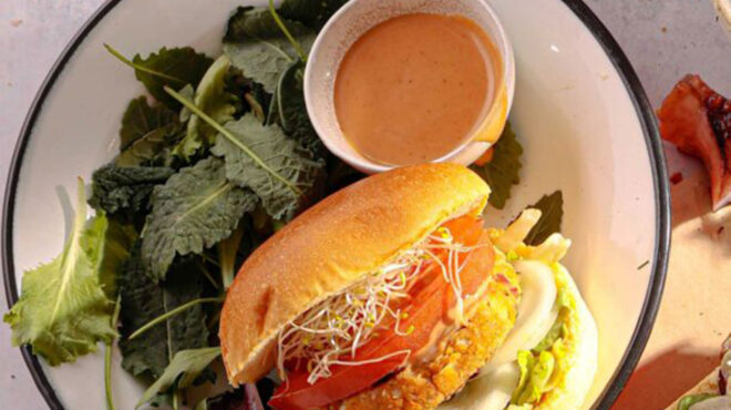 veggie-burger-με-μπιφτέκι-από-όσπρια-και-γλυκοπ-562945264