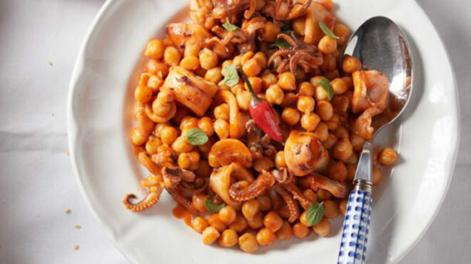 καλαμάρια-με-ρεβύθια-562986532