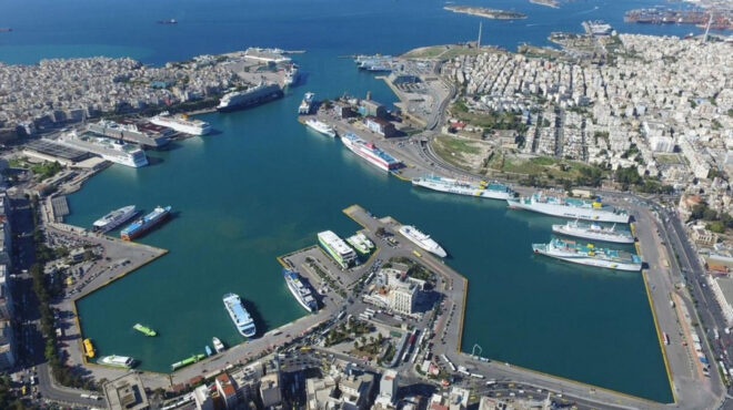 πειραιάς-διάσωση-71χρονης-που-έπεσε-στη-562997209