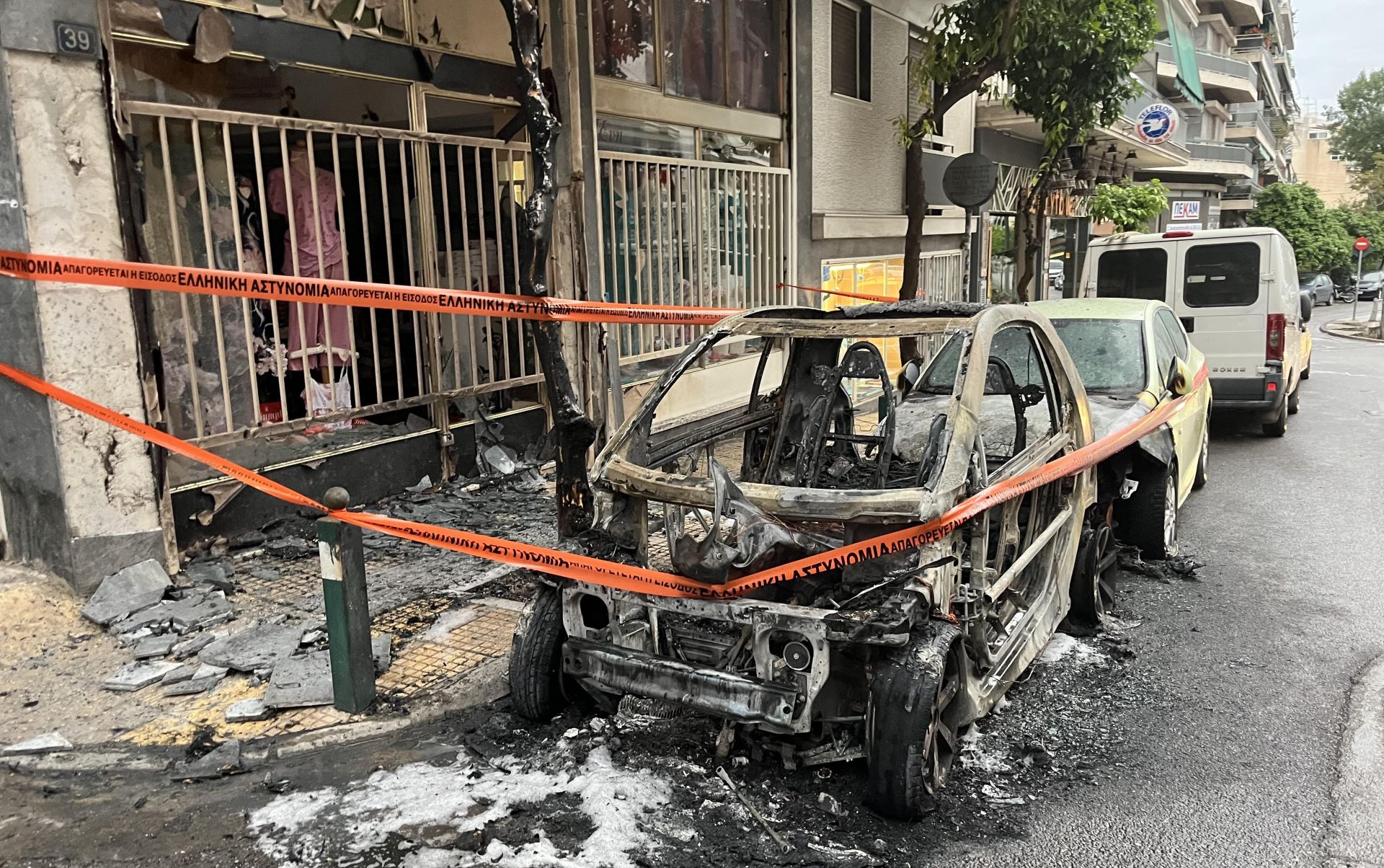 Πατήσια: Υλικές ζημιές μετά από φωτιά σε σταθμευμένο όχημα-2