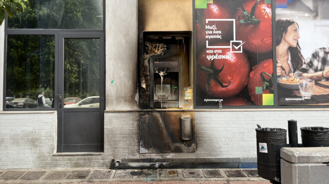 σεπόλια-πυρπόλησαν-ατμ-έξω-από-τον-στα-562996240