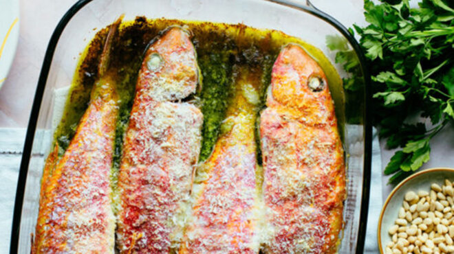 μπαρμπούνια-στον-φούρνο-με-κουκουνάρ-562987471