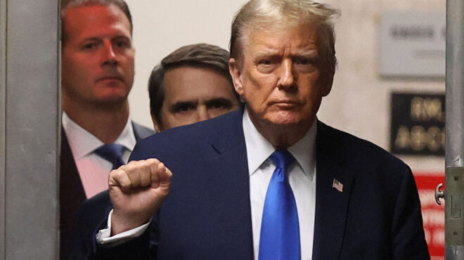 ντόναλντ-τραμπ-και-δεύτερος-ένορκος-α-562987636