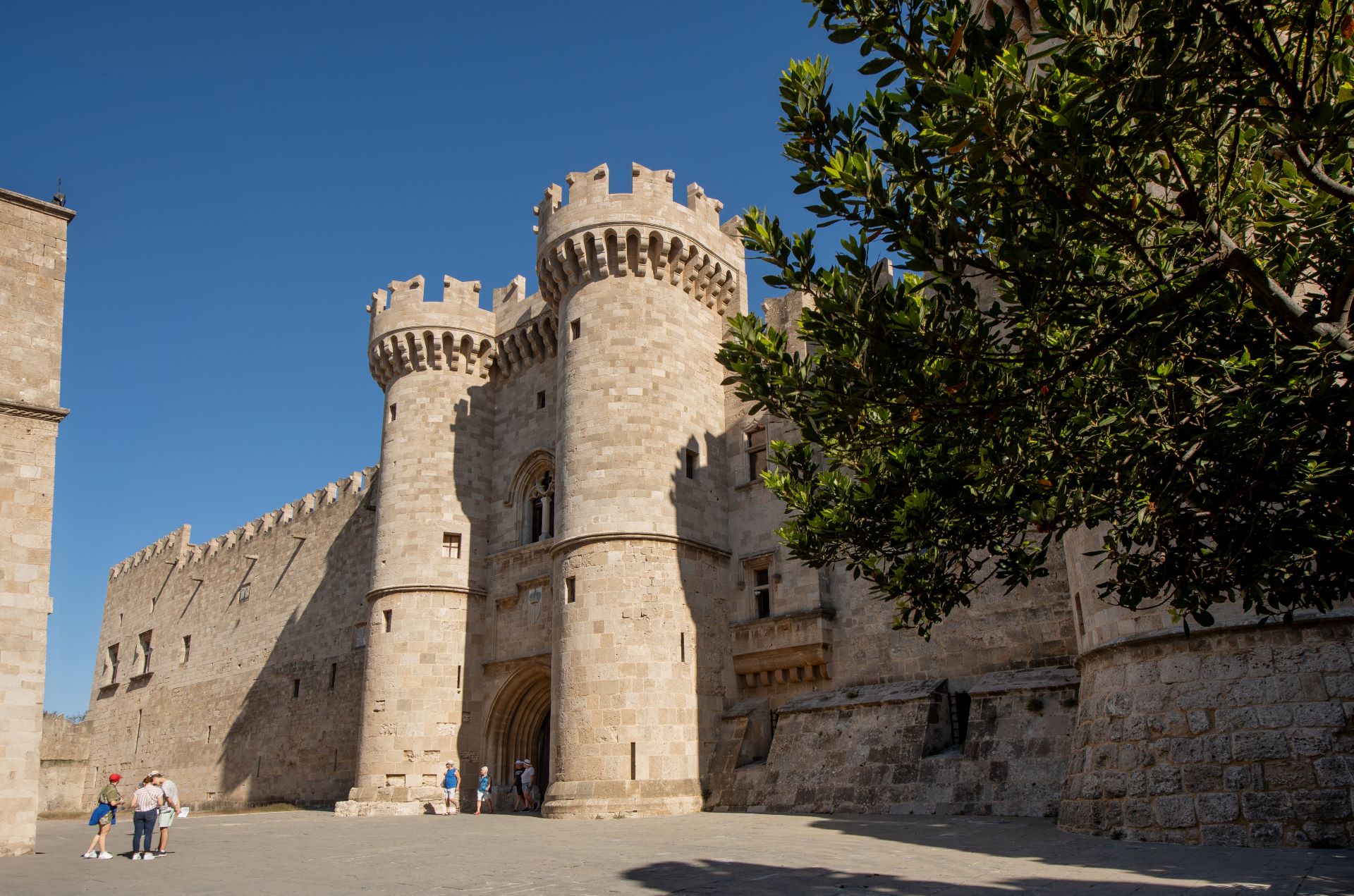 το-τάγμα-των-ιπποτών-αναβιώνει-στη-ρόδ-562984021