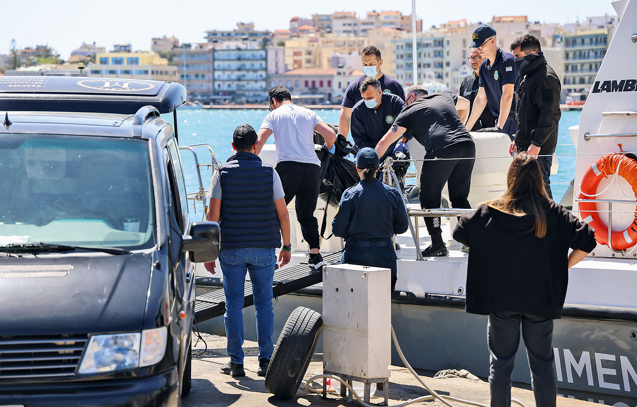 Ναυάγιο στη Χίο: Εγκλωβισμένοι για 36 ώρες στα βράχια-1