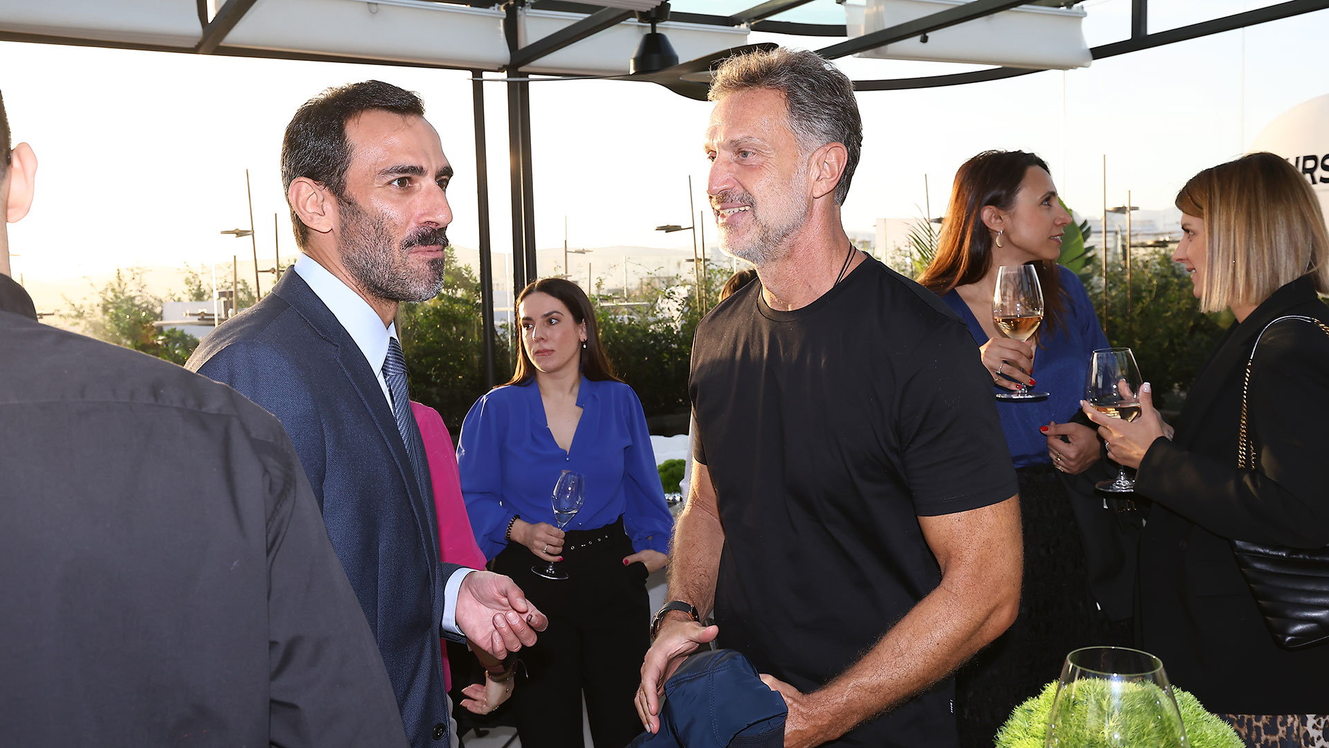 Περιοδικό HOURS – Το ξεκίνημα μιας νέας εποχής-14