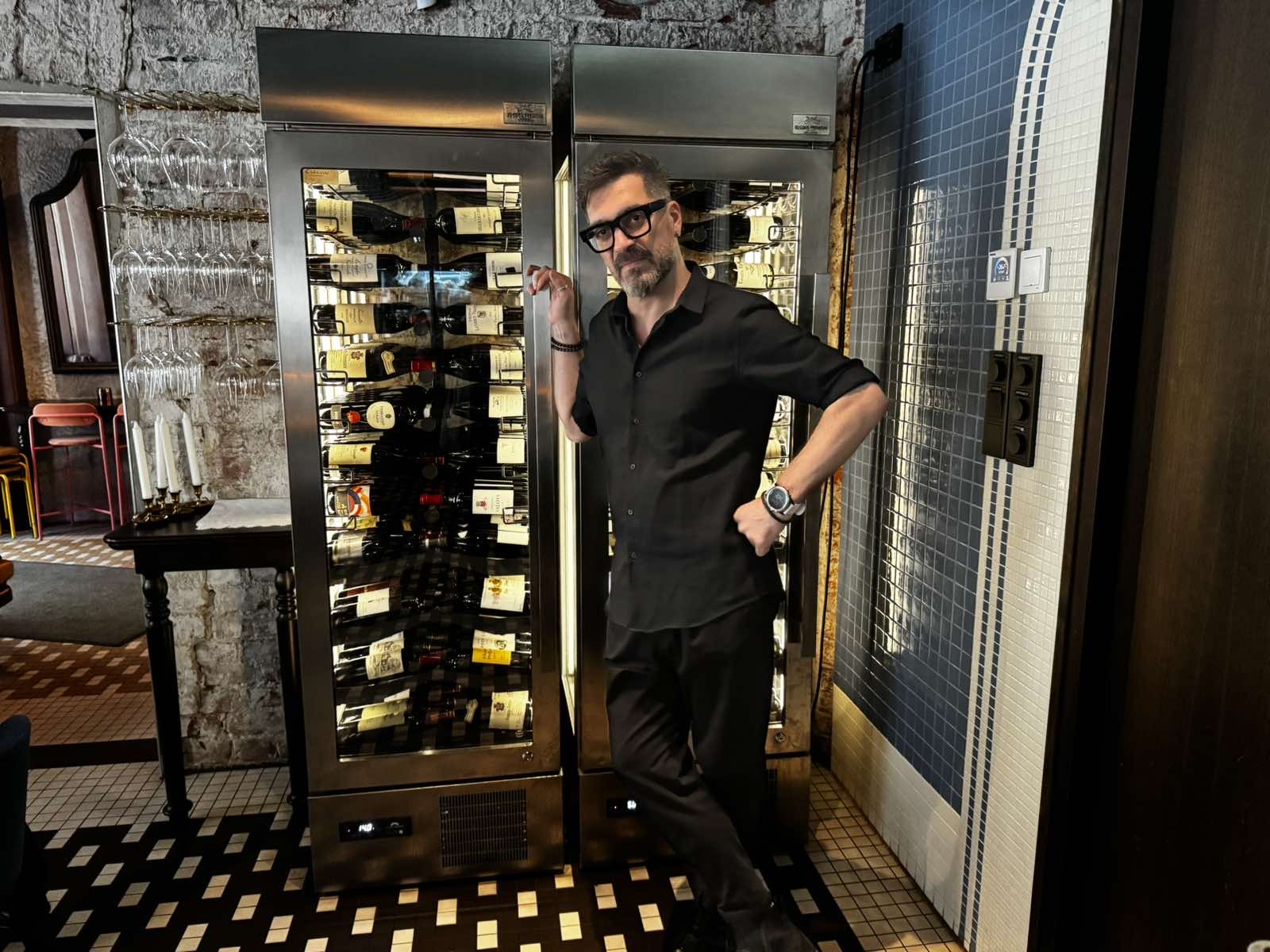 ο-σομελιέ-που-έμαθε-το-ασύρτικο-στην-πρ-562978492