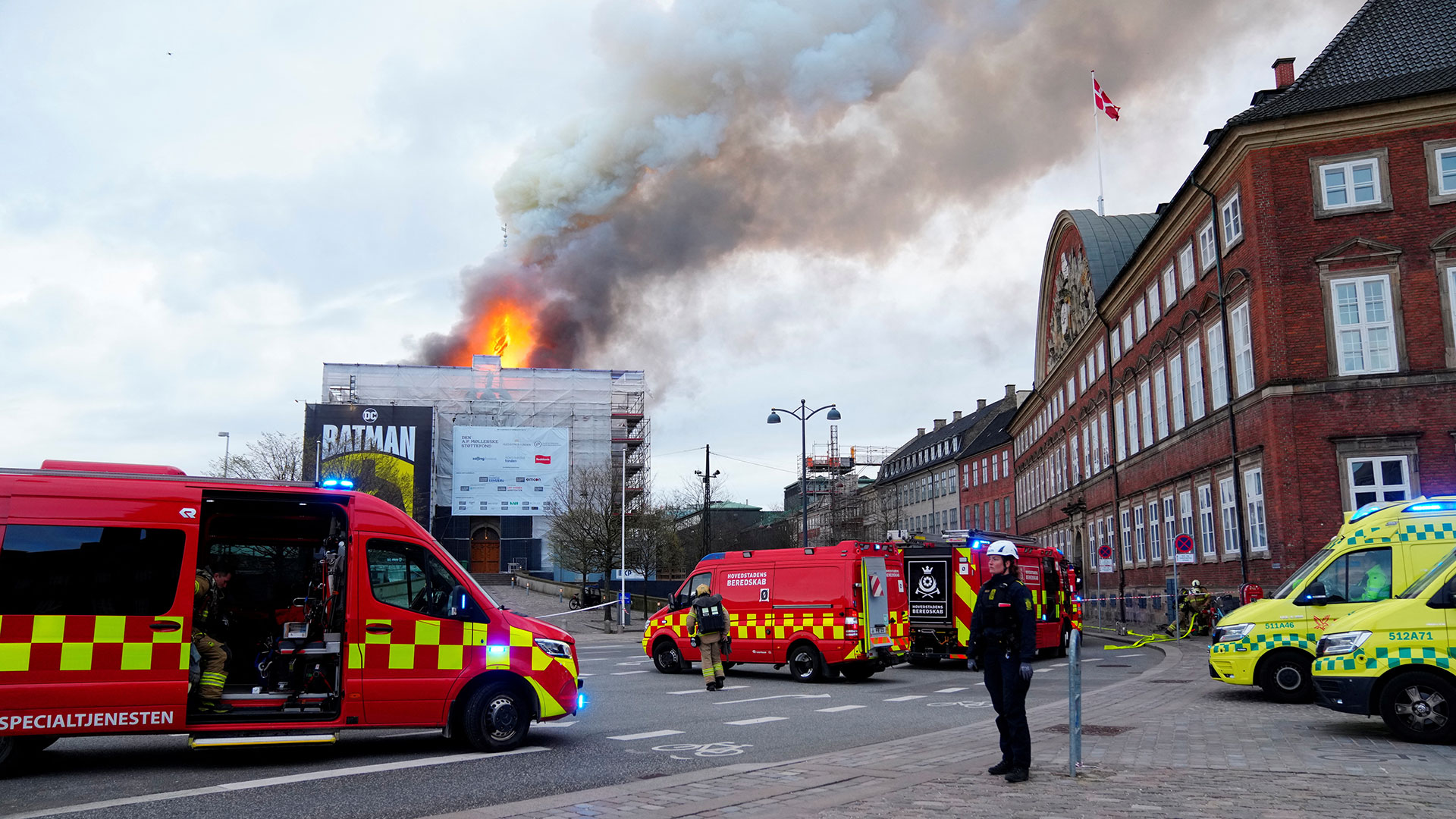 Δανία: Πυρκαγιά στο παλιό Χρηματιστήριο της Κοπεγχάγης – Κατέρρευσε η οροφή-2