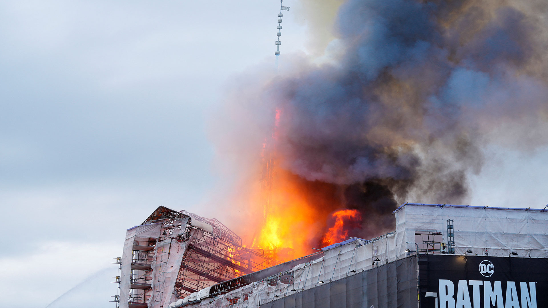 Δανία: Πυρκαγιά στο παλιό Χρηματιστήριο της Κοπεγχάγης – Κατέρρευσε η οροφή-6
