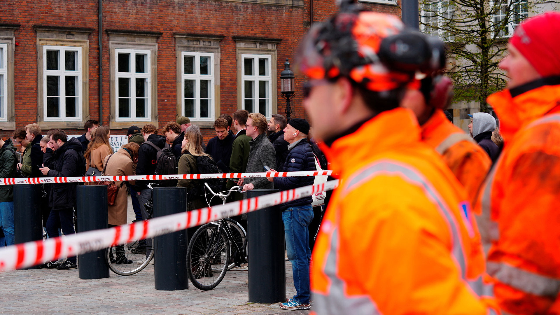 Δανία: Πυρκαγιά στο παλιό Χρηματιστήριο της Κοπεγχάγης – Κατέρρευσε η οροφή-3