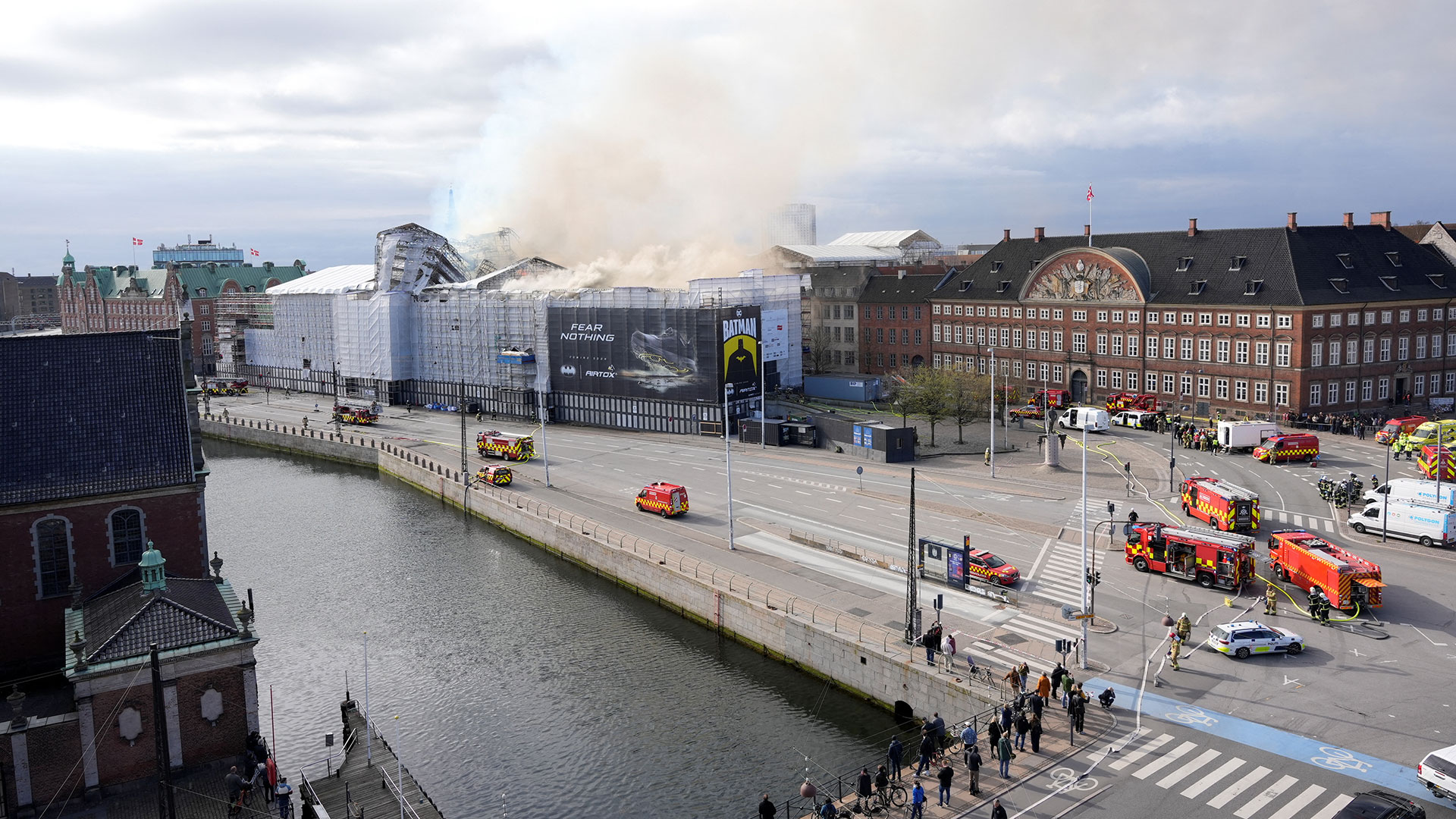 Δανία: Πυρκαγιά στο παλιό Χρηματιστήριο της Κοπεγχάγης – Κατέρρευσε η οροφή-1