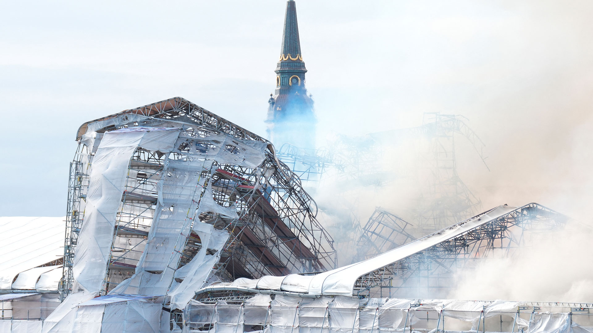 Δανία: Πυρκαγιά στο παλιό Χρηματιστήριο της Κοπεγχάγης – Κατέρρευσε η οροφή-5