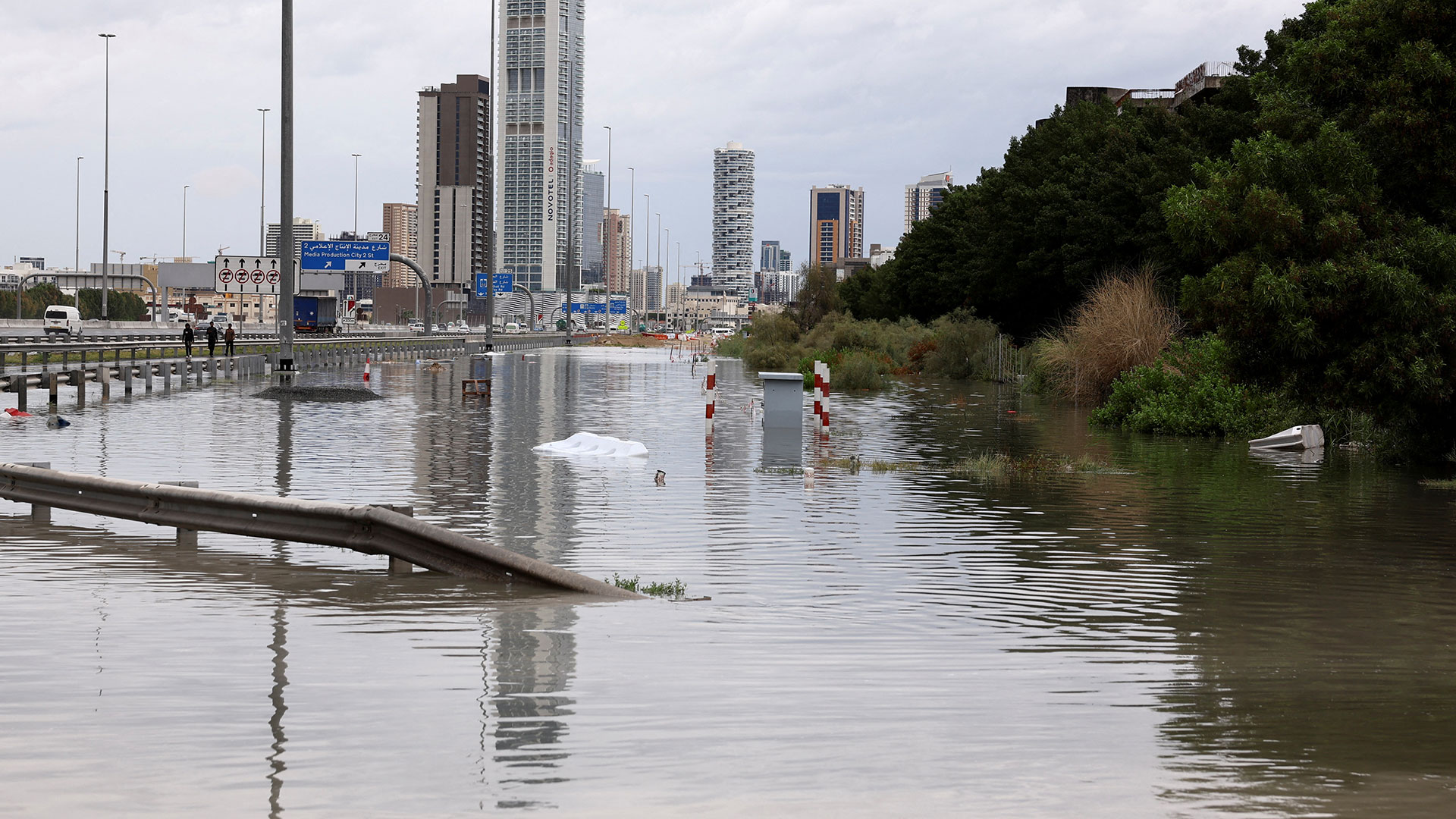Πλημμύρες στο Ντουμπάι από σφοδρές νεροποντές-4