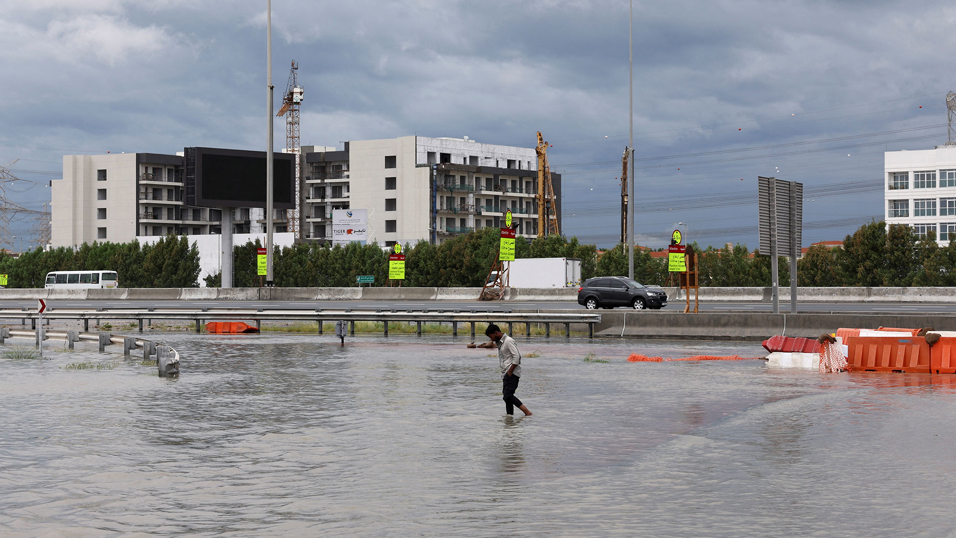 Πλημμύρες στο Ντουμπάι από σφοδρές νεροποντές-3