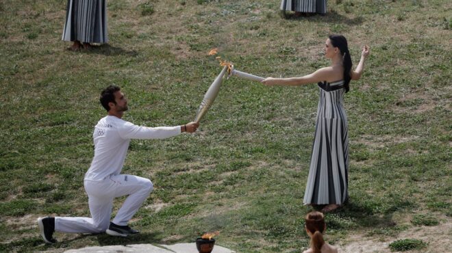 αφή-ολυμπιακής-φλόγας-μία-τελετή-με-πο-562984177