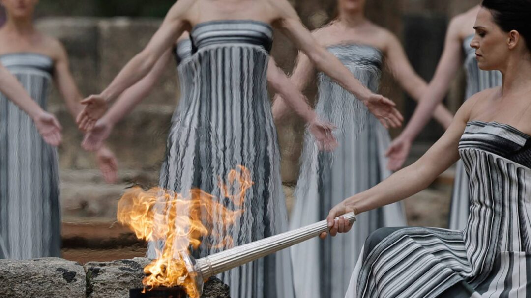 η-ολυμπιακή-φλόγα-ξεκινάει-το-ταξίδι-τ-562984171