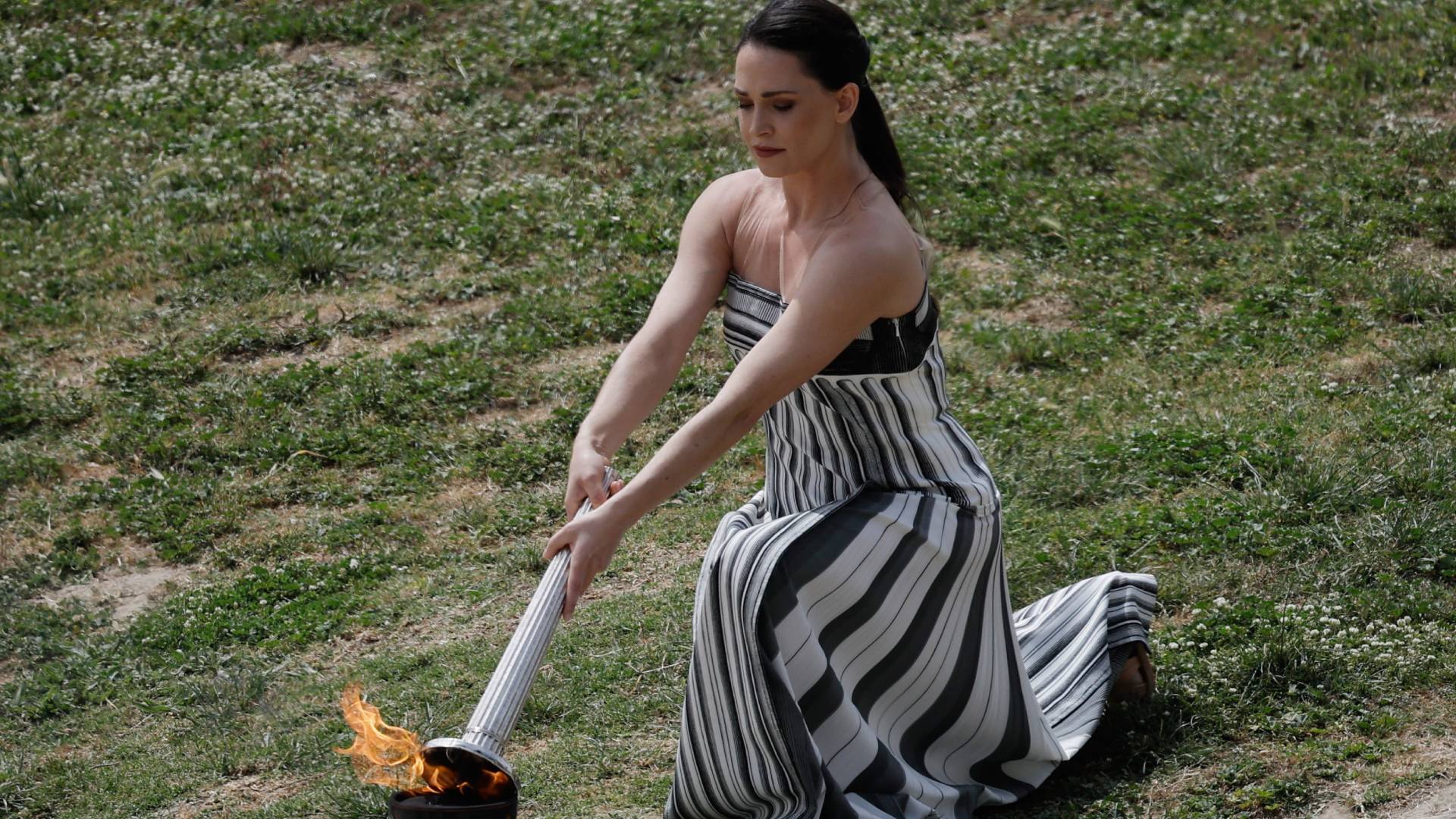 Η Ολυμπιακή Φλόγα ξεκινάει το ταξίδι της μετά την Τελετή Αφής (εικόνες – βίντεο)-2