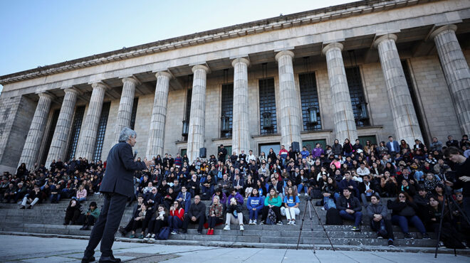 μάθημα-νόμων-στα-σκαλοπάτια-562985629