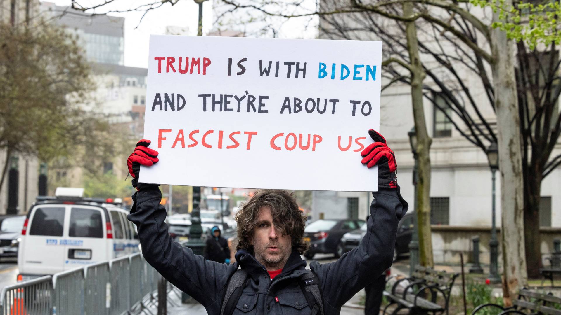 Νέα Υόρκη: Πέθανε ο άνδρας που αυτοπυρπολήθηκε έξω από το δικαστήριο που δικάζεται ο Τραμπ-1