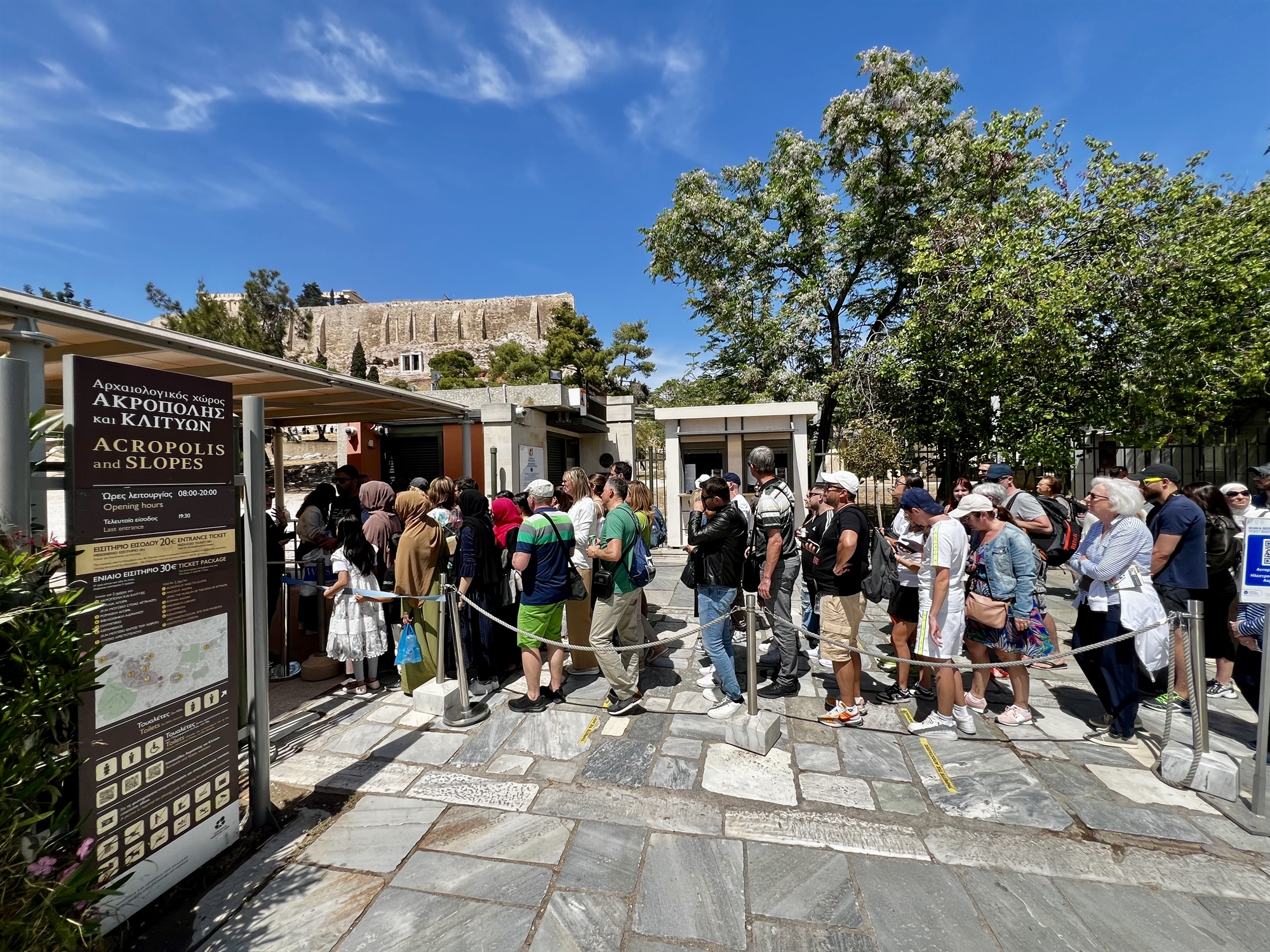 Η Αθήνα πλημμυρίζει με τουρίστες και στο βάθος η «καλύτερη σεζόν» στην Ιστορία-1