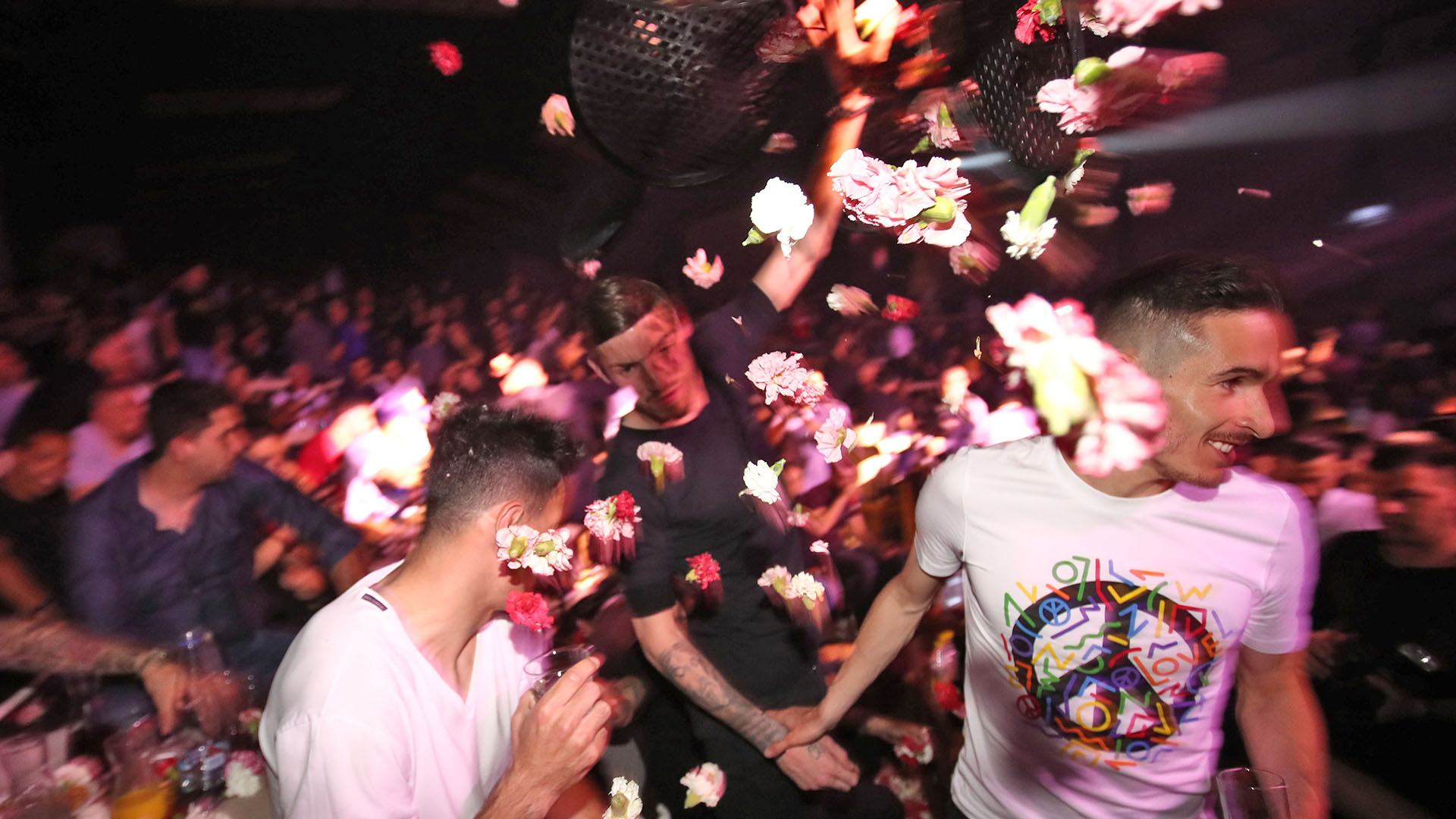 Η ανθρωπογεωγραφία των μπουζουκιών: Ηλεκτρονικό τσιγάρο και «παραγγελιές» στο TikTok-1