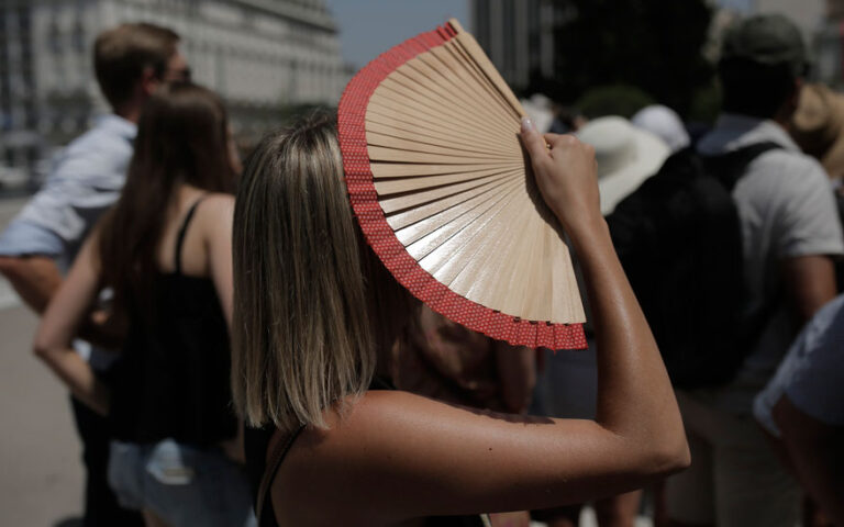 Ο Απρίλιος θυμίζει Ιούνιο και απειλεί με νέες πυρκαγιές