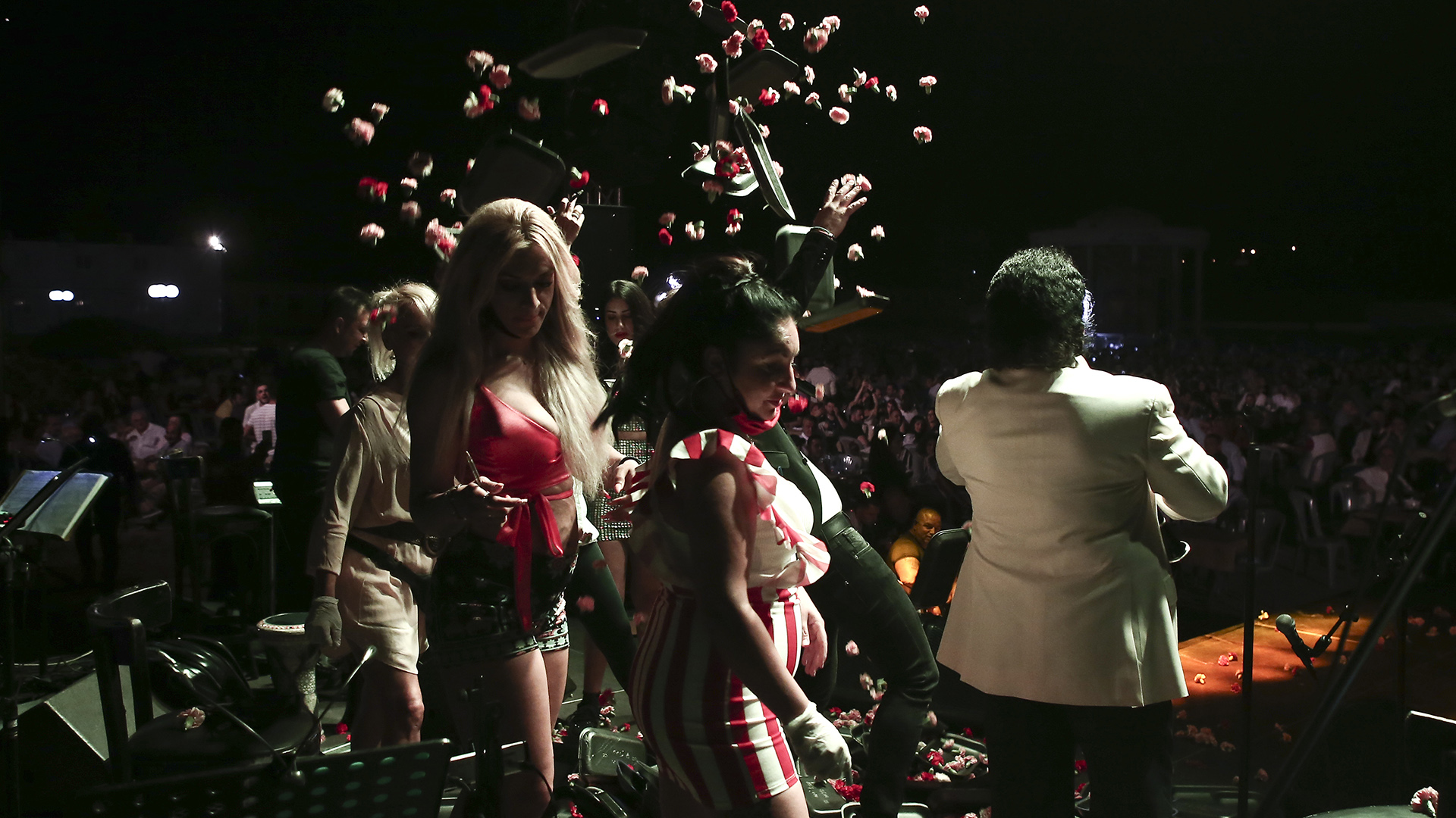 Η ανθρωπογεωγραφία των μπουζουκιών: Ηλεκτρονικό τσιγάρο και «παραγγελιές» στο TikTok-2