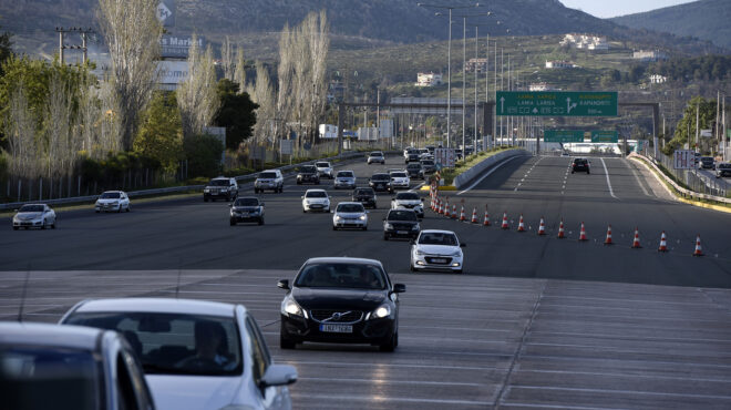 ανατροπή-στρατιωτικού-οχήματος-στην-562962367