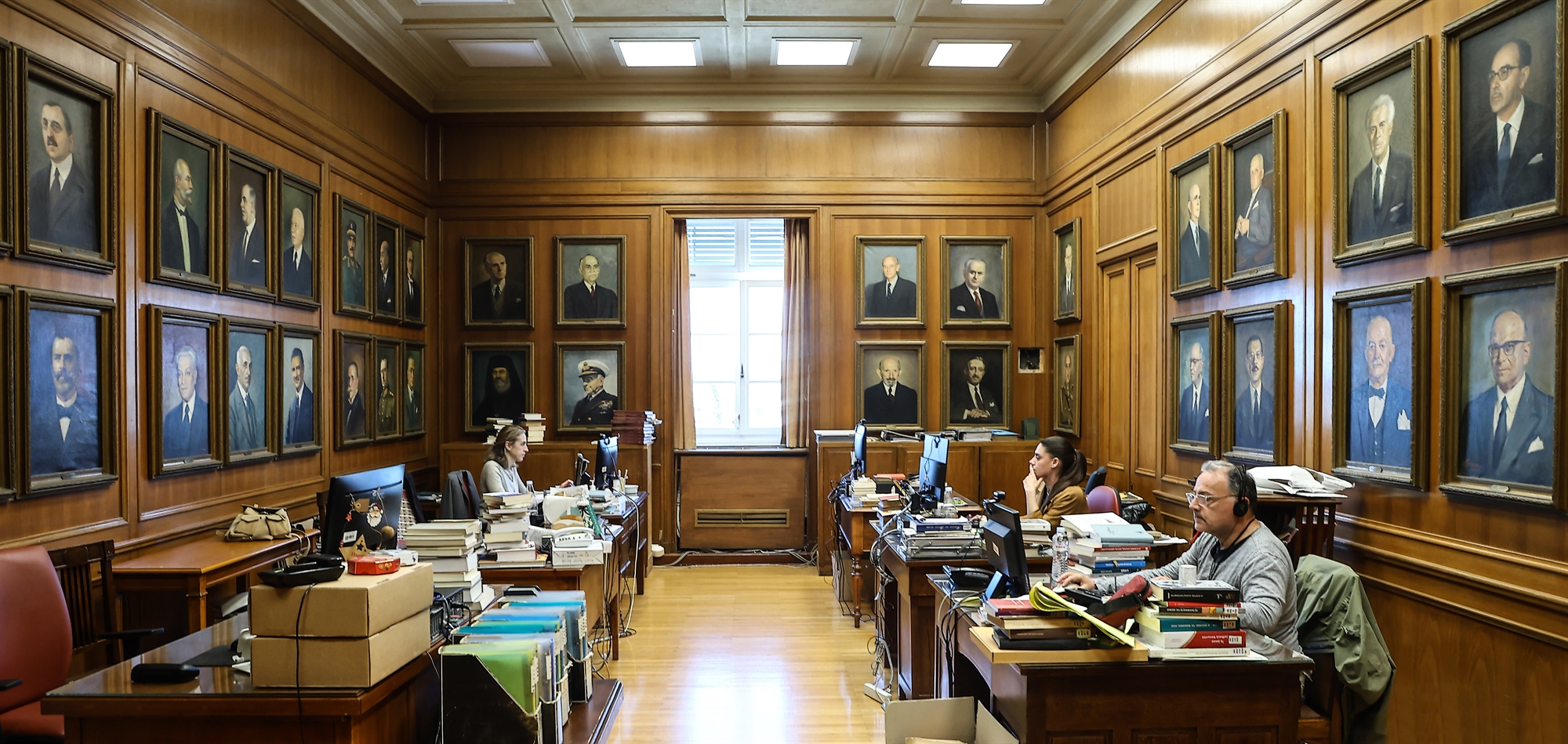 Ξεφυλλίζοντας τα αρχεία της Βουλής, προτού ψηφιοποιηθούν-2