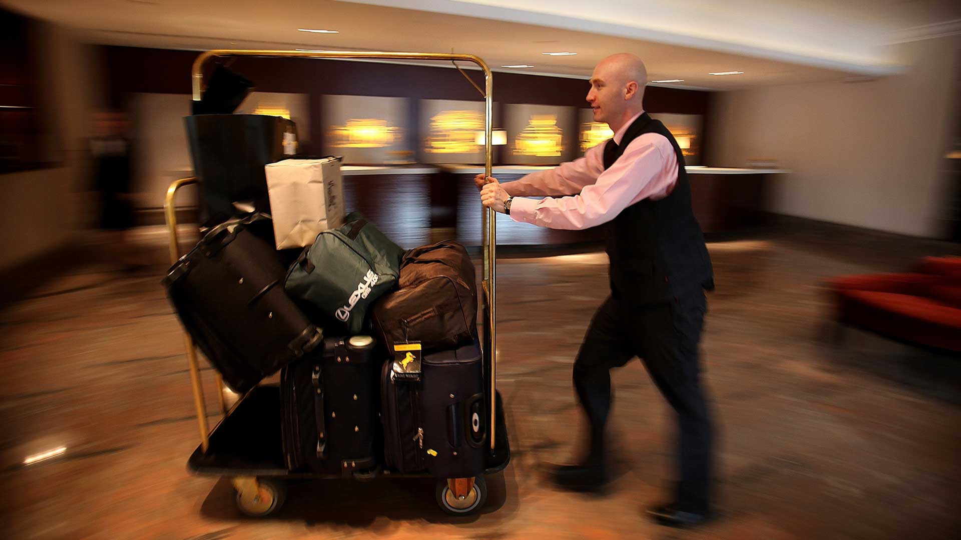 «Η Πλάκα έγινε ένα απέραντο ξενοδοχείο» – Κόντρα Χ. Δούκα με ξενοδόχους-1