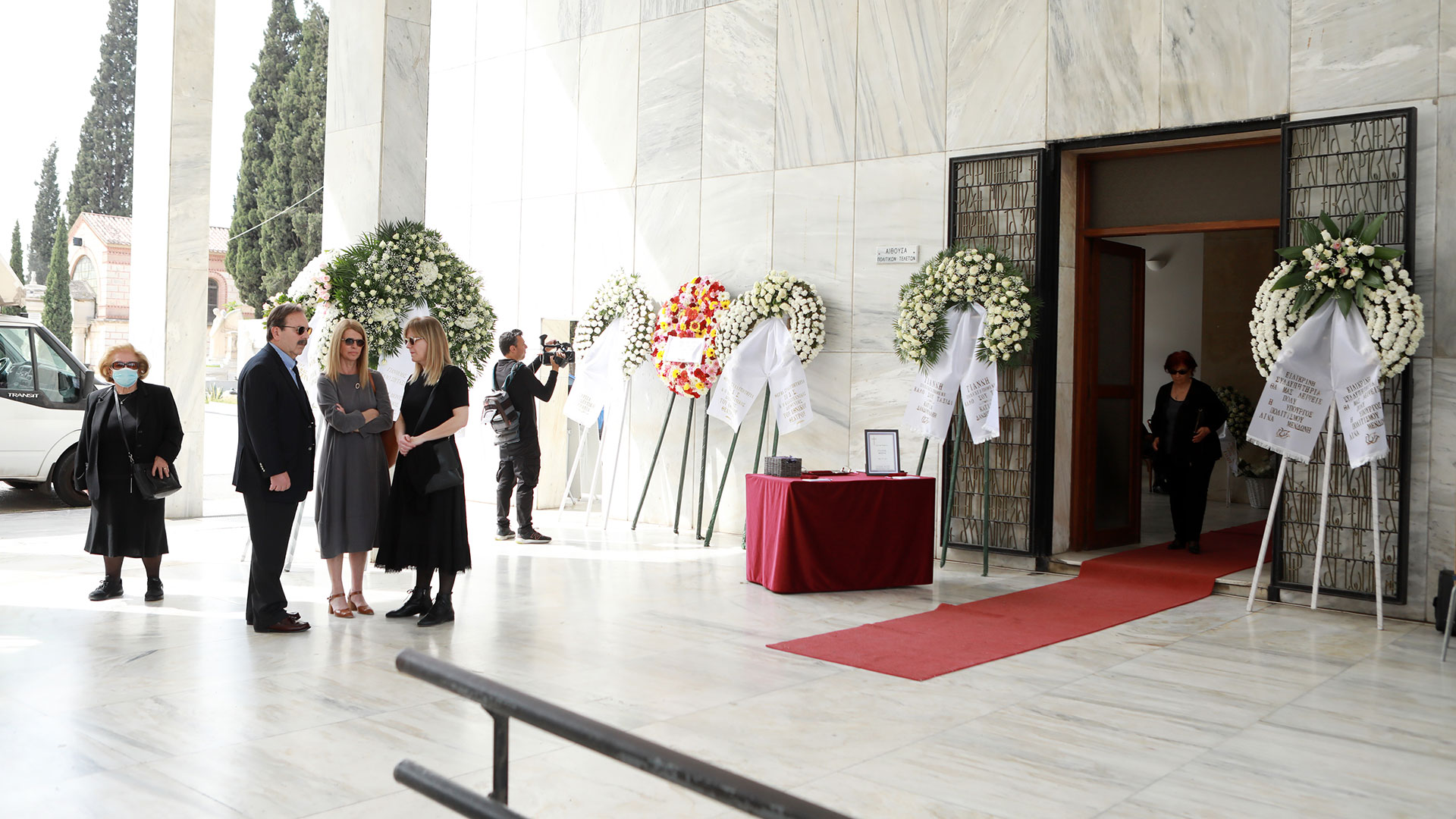 Γιάννης Φέρτης: Πλήθος κόσμου στο Α’ Νεκροταφείο για το «τελευταίο αντίο»-3