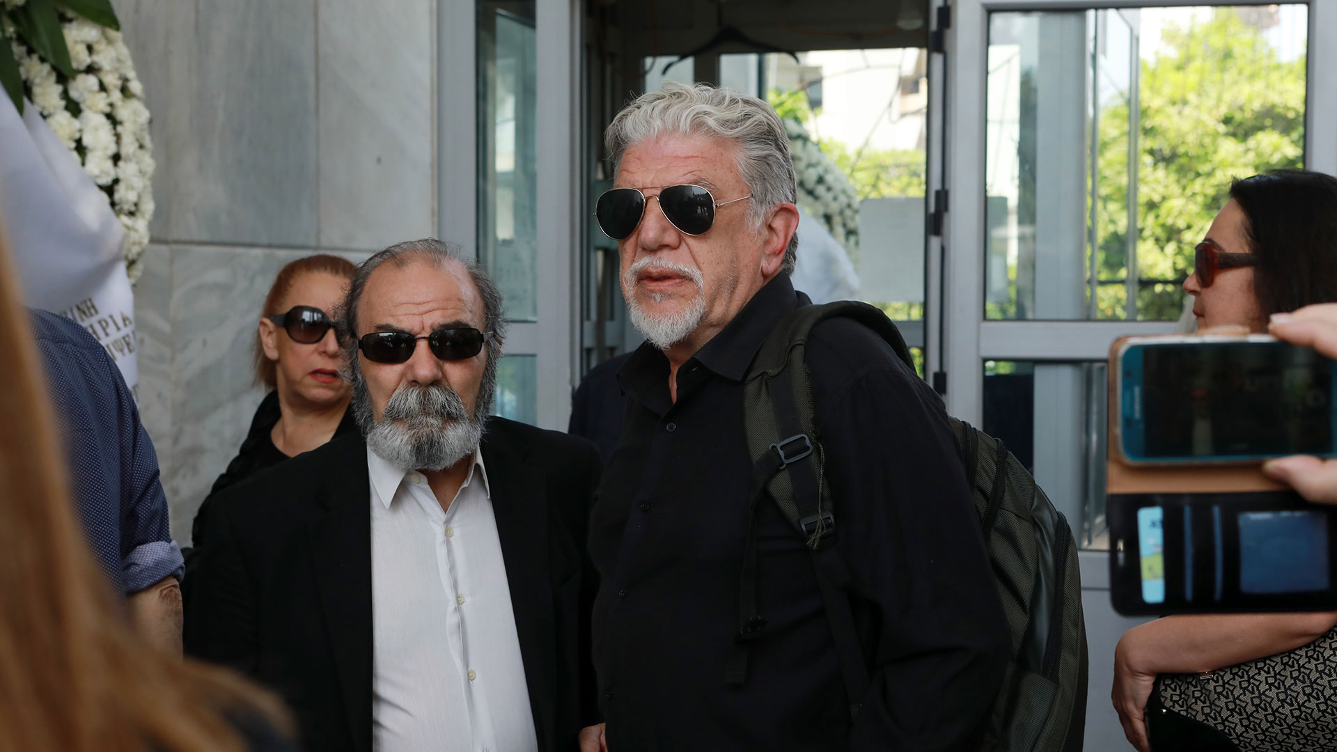 Γιάννης Φέρτης: Πλήθος κόσμου στο Α’ Νεκροταφείο για το «τελευταίο αντίο»-9