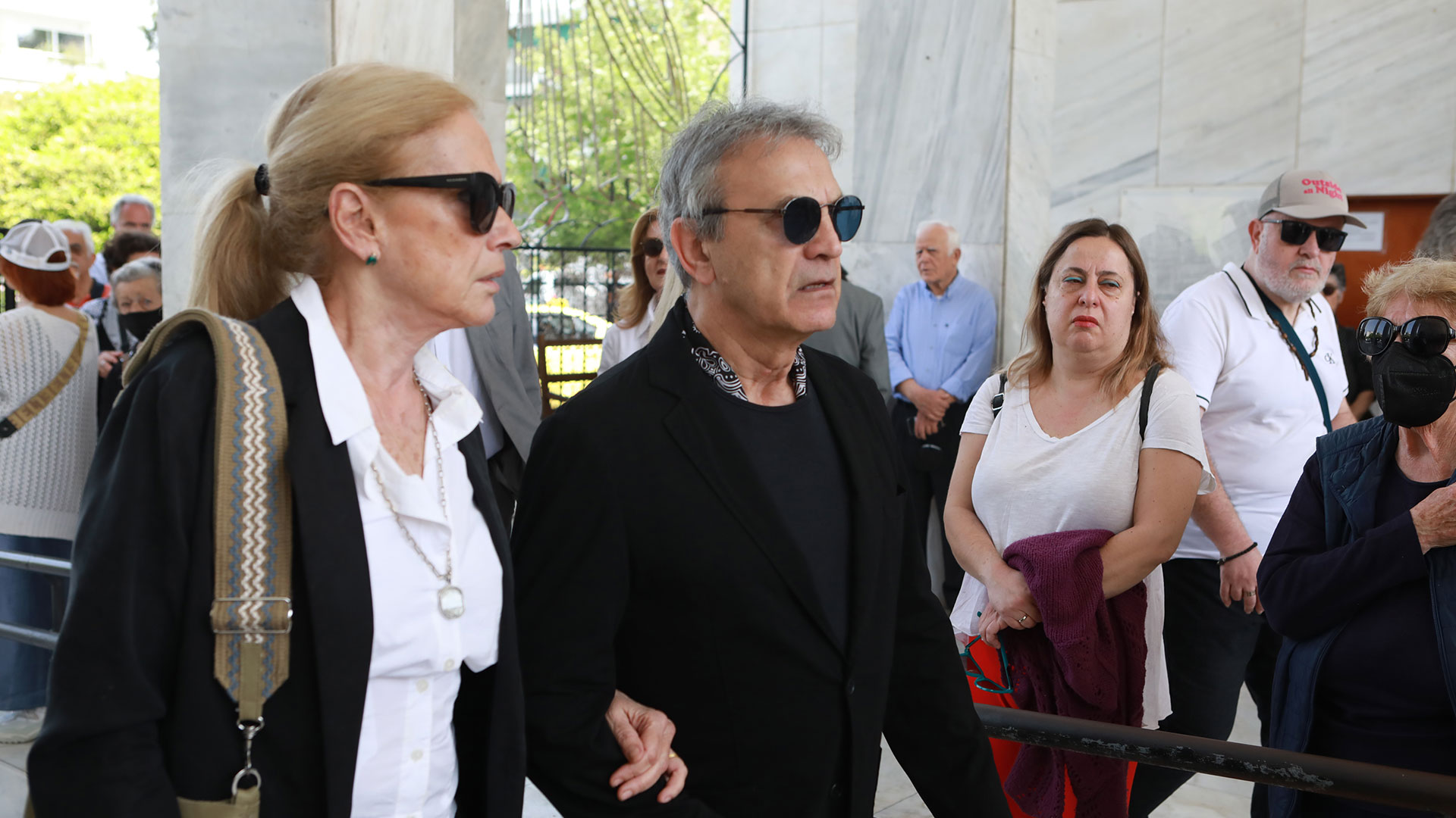 Γιάννης Φέρτης: Πλήθος κόσμου στο Α’ Νεκροταφείο για το «τελευταίο αντίο»-7