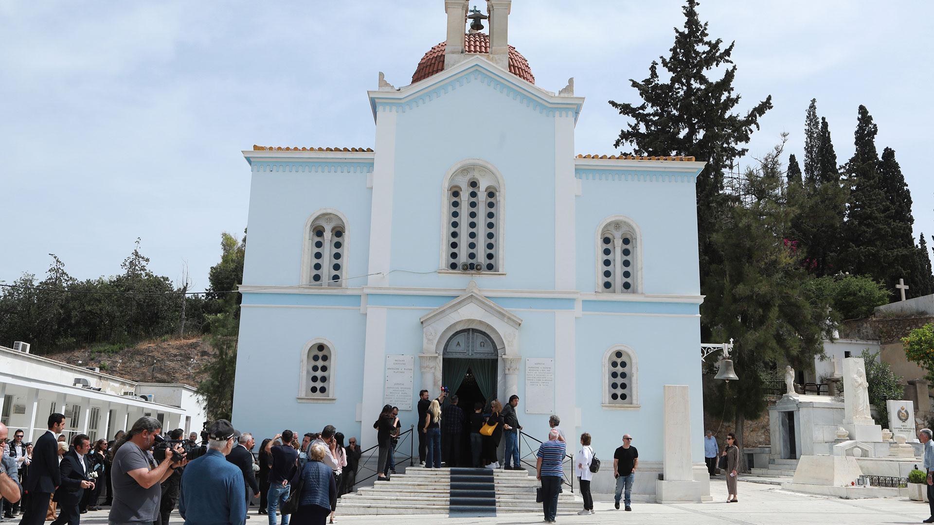 Γιάννης Φέρτης: Πλήθος κόσμου στο Α’ Νεκροταφείο για το «τελευταίο αντίο»-2