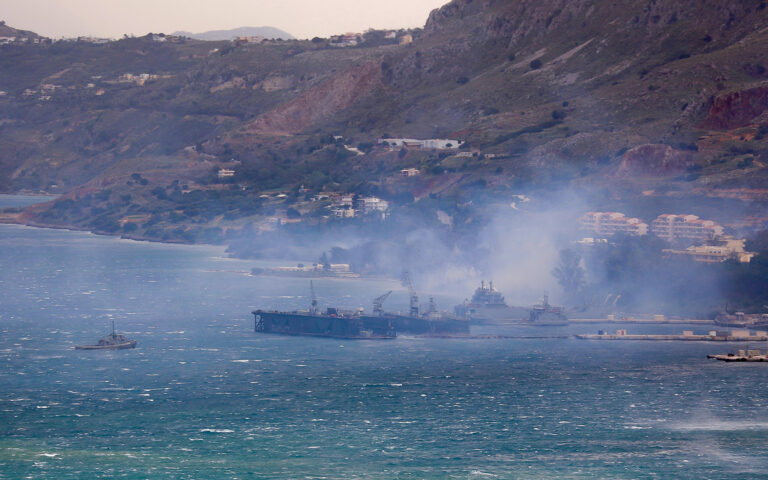 Σούδα: Μεγάλη φωτιά κοντά στον Ναύσταθμο – «112» για εκκένωση του οικισμού (φωτογραφίες και βίντεο)