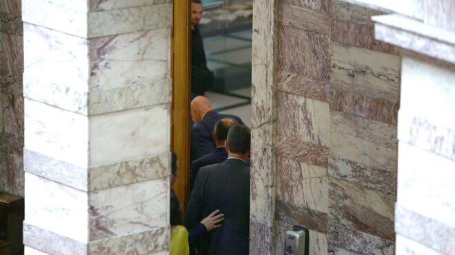 εικόνες-ρινγκ-στο-περιστύλιο-της-βουλ-562997965