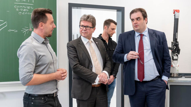 κυρ-πιερρακάκης-επίσκεψη-στην-αυστρί-562961518