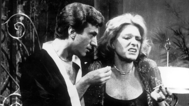 απαγγέλλοντας-αμλετ-ανάμεσα-στα-πεύκ-562991473