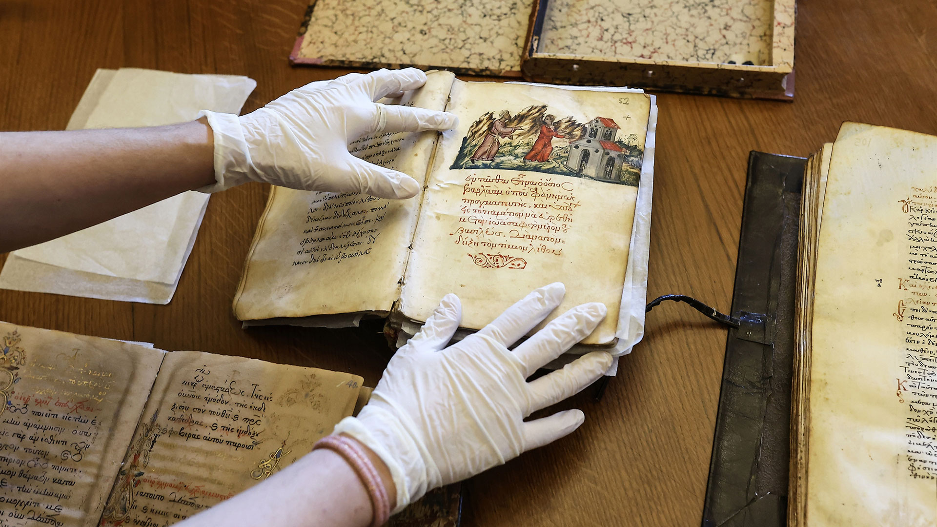 Ξεφυλλίζοντας τα αρχεία της Βουλής, προτού ψηφιοποιηθούν-1