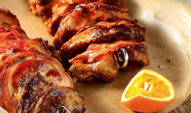 κοντοσούβλι-από-χοιρινό-λαιμό-με-πορτ-562980847