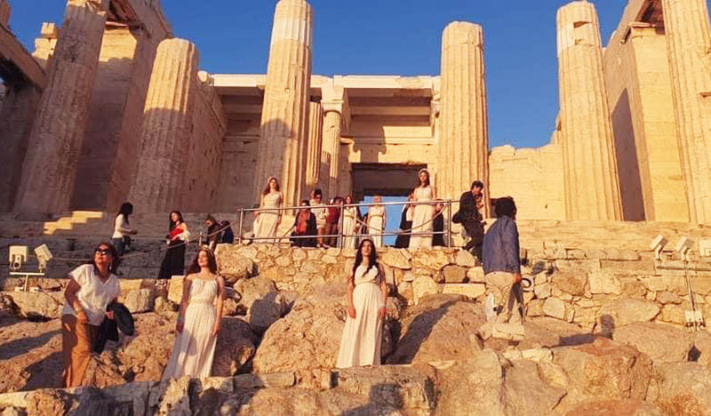 Ακρόπολη: Δικαιολογίες για την κιτς φιέστα από την Αθήνα έως τη Βομβάη-1