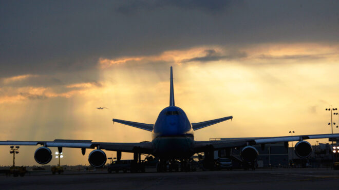 σύννεφα-στις-αεροπορικές-παρά-την-υ-562996570