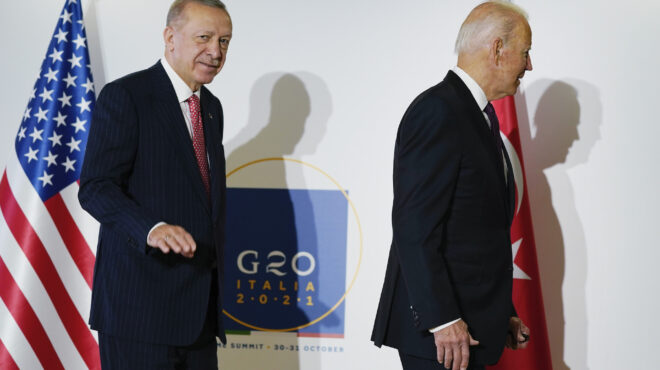 σύννεφα-πάνω-από-τη-συνάντηση-μπάιν-562993360