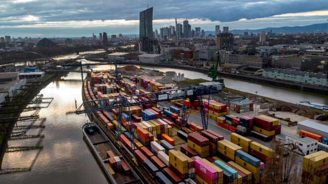 η-εκτ-παρακολουθεί-αλλά-δεν-ακολουθεί-562966579