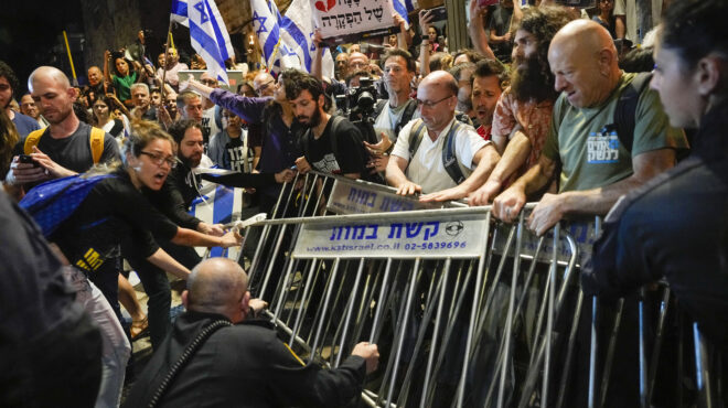 ισραήλ-διαδηλωτές-πέταξαν-μπογιά-στο-562963183