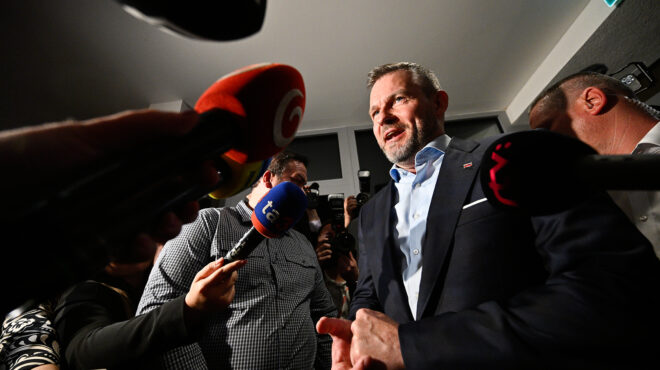 σλοβακία-ο-φιλορώσος-πέτερ-πελεγκρίν-562969717