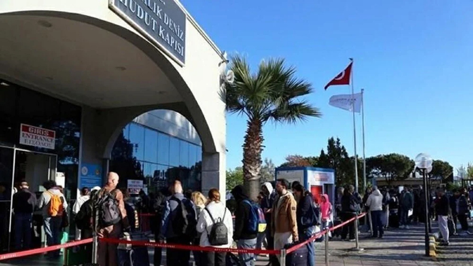 Τουρκία: Ουρές στο Αϊβαλί για τουριστική βίζα προς τα ελληνικά νησιά-1